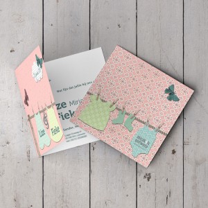 Vintage geboortekaartje voor een tweeling met waslijn en origami vlinders