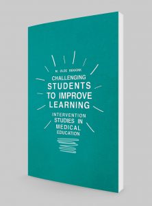 Cover van het proefschrift over medisch onderwijs met een wordcloud in de vorm van een lampje, geaccentueerd met glanzende UV-spotlak