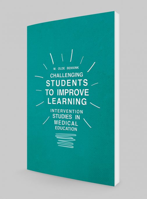 Cover van het proefschrift over medisch onderwijs met een wordcloud in de vorm van een lampje, geaccentueerd met glanzende UV-spotlak