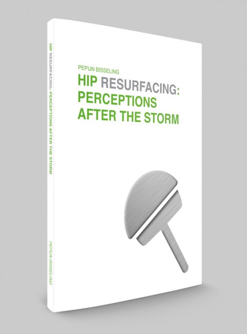 Cover van een medisch proefschrift met een uitgestanste heupprothese waardoor metallic papier zichtbaar wordt.