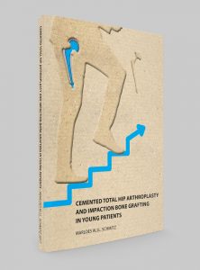 Cover van het proefschrift "Cemented total hip arthroplasty" met een illustratie van een man op een trap en een symbolische heuppuzzel